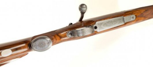 Détail de gravures sur carabine de chasse à verrou